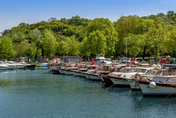 Istanbul, Türkiye, 9 Mayıs 2006: Istinye bağlantı noktası, tekneler, Sarıyer