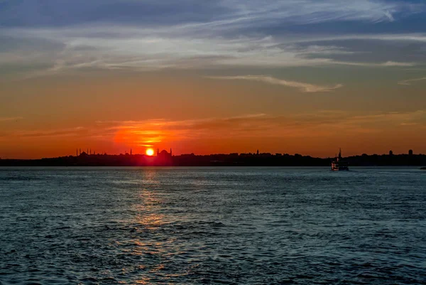 Istanbul, Turkey, 06 July 2006: Sunset at Kadikoy — Stock Photo, Image