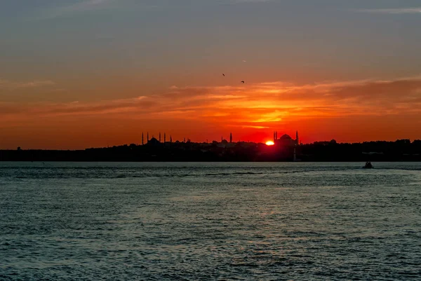 Istanbul, Turkey, 06 July 2006: Sunset at Kadikoy — Stock Photo, Image