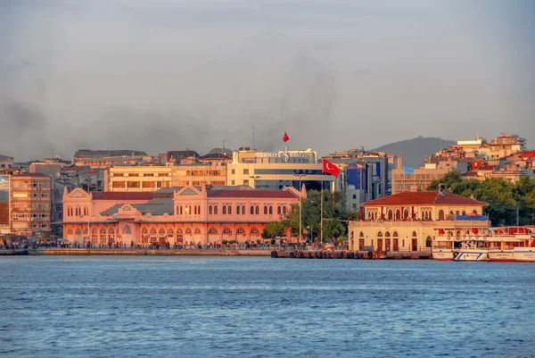 İstanbul, Türkiye, 06 Temmuz 2006: Kadıköy Gemi Limanı