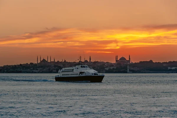 Istanbul, Turkey, 06 July 2006: City lines ferry, Kadikoy — Stock Photo, Image