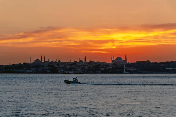 Istanbul, Turecko, 06 červenec 2006: Západ slunce v Kadikoy — Stock fotografie