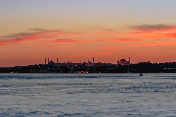 Istanbul, Turquie, 06 juillet 2006 : Coucher de soleil sur la péninsule historique — Photo