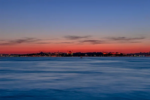 Istanbul, Türkei, 06. Juli 2006: Sonnenuntergang der historischen Halbinsel — Stockfoto