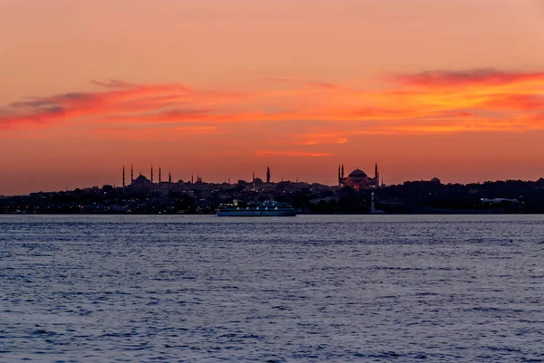 Istanbul, Turecko, 06 červenec 2006: Západ slunce historického poloostrova — Stock fotografie