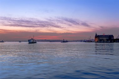 İstanbul, Türkiye, 14 Nisan 2007: Şehir hatları feribot ve Haydarpaşa