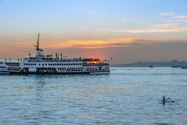 Istanbul, Türkei, 14. April 2007: city lines ferry, kadikoy — Stockfoto
