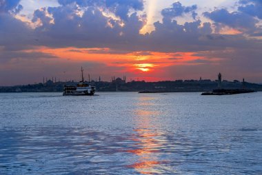 İstanbul, Türkiye, 10 Haziran 2007: Şehir hatları feribot, Hist sunset