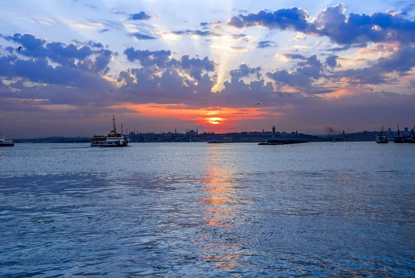 Istanbul, Turecko, 10. červen 2007: městský linský trajekt, Sunset u HIST — Stock fotografie