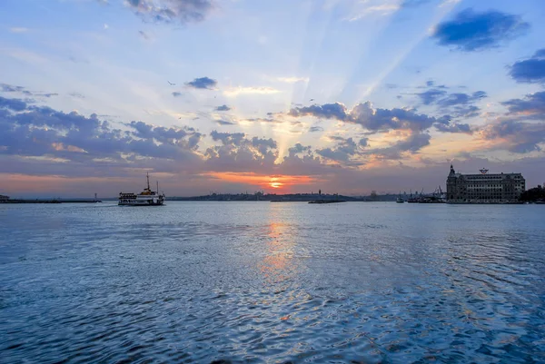 Istanbul, Turecko, 10. červen 2007: městský linský trajekt, Sunset v Kadi — Stock fotografie