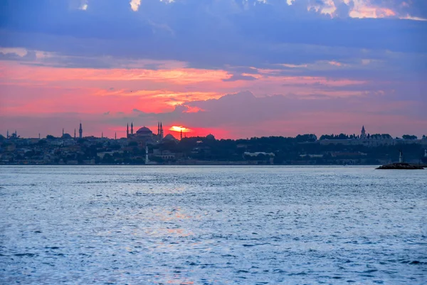 Istanbul, Törökország, 10 június 2007: naplemente a történelmi-félszigeten — Stock Fotó