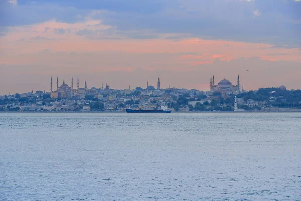 Κωνσταντινούπολη, Τουρκία, 10 Ιουνίου 2007: ηλιοβασίλεμα στην ιστορική χερσόνησο — Φωτογραφία Αρχείου