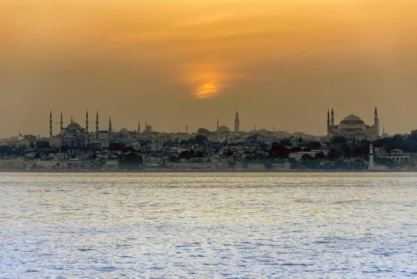 Κωνσταντινούπολη, Τουρκία, 28 Μαΐου 2007: ηλιοβασίλεμα στην ιστορική χερσόνησο — Φωτογραφία Αρχείου