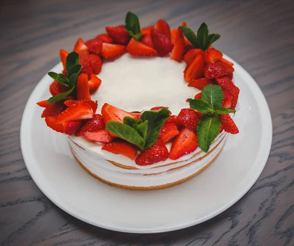 gerçek dışı lezzetli çilek kırmızısı ve beyaz tabakta güzel tasarımcı tatlı kek turtası. Ortasında bir şeyler yazabileceğin bir yer olan pasta. Pasta dükkanı için fotoğraf img örneği