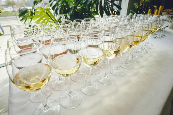Viele Gläser Champagner in luxuriöser Atmosphäre. stilvolles, getöntes Foto. Säkularer Empfang, Neujahr, Hochzeit. Champagnergläser in einer langen Reihe angeordnet — Stockfoto