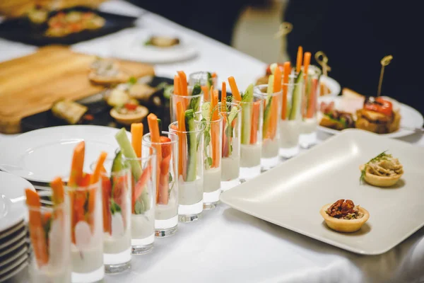 Biberli uzun cam bardak ve salatalık ve marul. Lokanta, stand-up yemeği ya da ziyafet için fotoğraf