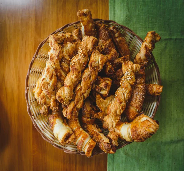 Fırın ürünleri kruvasan çörekleri tabakta. Lokanta, stand-up yemeği ya da ziyafet için fotoğraf. Partide lezzetli yemekler var. Fırın ya da şekerci için fotoğraf