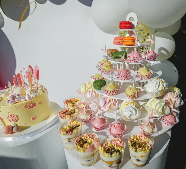 Nefis dekore edilmiş yemek masası. Kokteylli şekerleme ve tatlı tek boynuzlu at pastası. Renkli makarna bisküvileri. Kahve molası ya da çocukların doğum günü fotoğrafı.