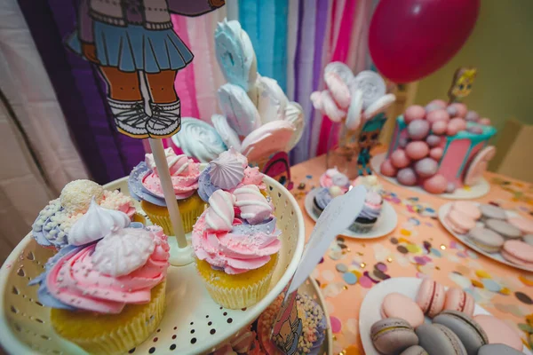 Nefis dekore edilmiş yemek masası. Kokteylli şekerleme ve tatlı tek boynuzlu at pastası. Renkli makarna bisküvileri. Kahve molası ya da doğum günü pembesi.