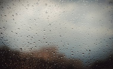 Su damlası, bardağa damlayan yağmur damlası. Pencere camında yağmur damlası var. Donmuş damla. Araba camına yaz yağmuru damlaları