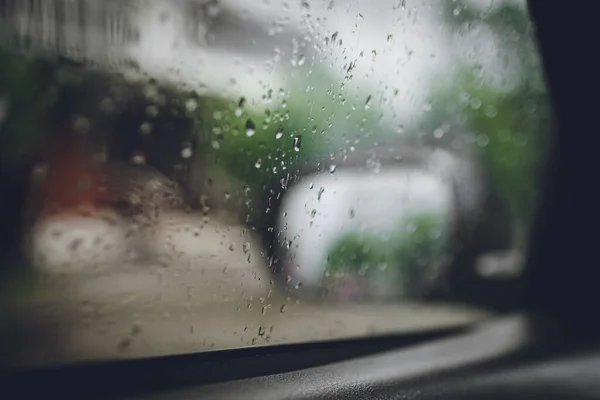 Su damlası, bardağa damlayan yağmur damlası. Pencere camında yağmur damlası var. Donmuş damla. Araba camına yaz yağmuru damlaları