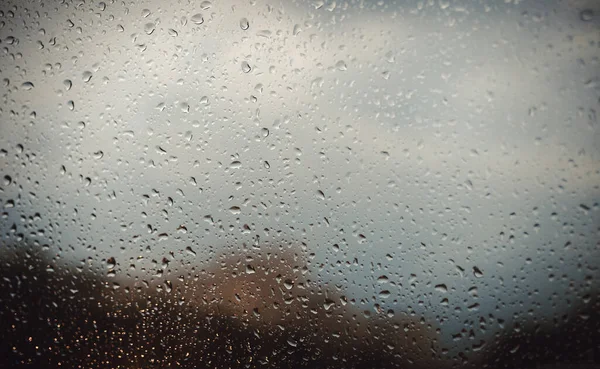Su damlası, bardağa damlayan yağmur damlası. Pencere camında yağmur damlası var. Donmuş damla. Araba camına yaz yağmuru damlaları