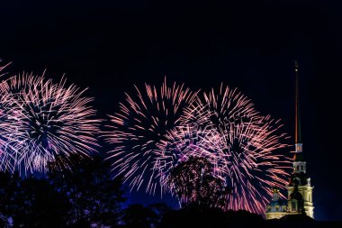 St. Petersburg, Rusya Federasyonu tatil onuruna piroteknik gösterisinde. Scarlet yelken. Peter-Pavel'ın Kalesi. Büyük piroteknik göstermek. Çarpıcı bir yangın Festivali. Kutlama. Çok renkli gökyüzü. Güzel selamlıyor. Yeni yıl