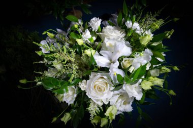 Mavi bir arka plan üzerinde lüks düğün buketi. Zarif kompozisyon gül. Canlı çiçekler görünümünü yakın çekim