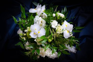 Mavi bir arka plan üzerinde lüks düğün buketi. Zarif kompozisyon gül. Canlı çiçekler görünümünü yakın çekim