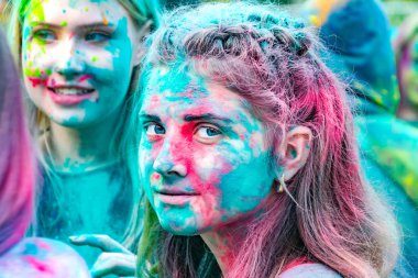 Enerjik gençler boyalar Rusya'da Holi Festivali. Açık havada eğleniyor. Çok renkli toz yüz renkler. Portre portre