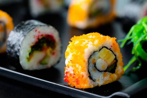 Zbliżenie Krewetki Jajka Sushi Roll Czarny Płyta — Zdjęcie stockowe