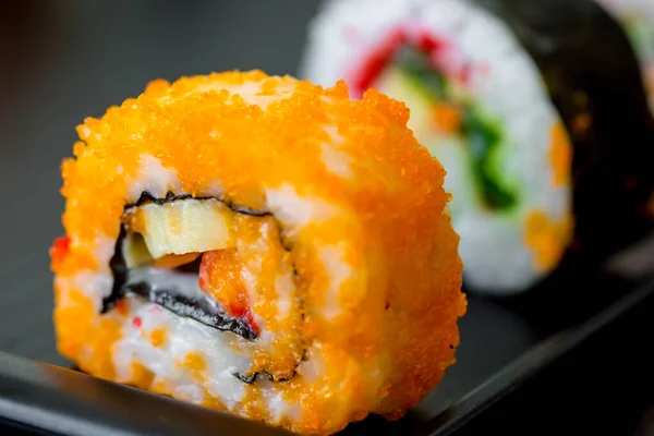 Zavřít Krevety Vejce Sushi Roll Černé Desce — Stock fotografie