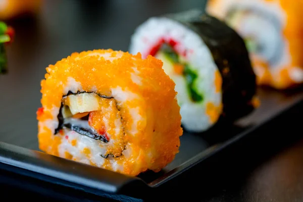 Zavřít Krevety Vejce Sushi Roll Černé Desce — Stock fotografie
