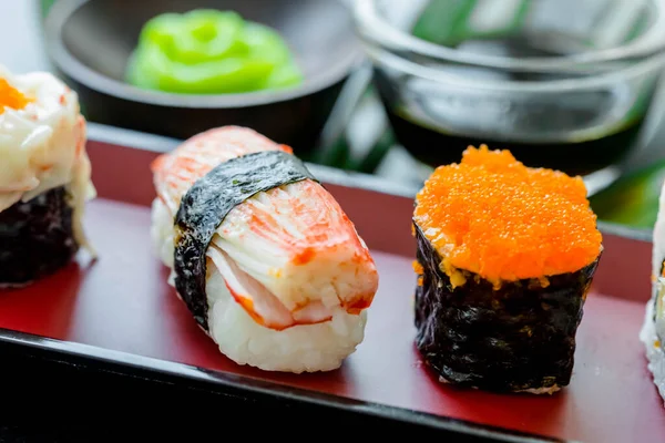 Sushi Set Japansk Maträtt Med Shoyu Sauce Och Wasabi — Stockfoto