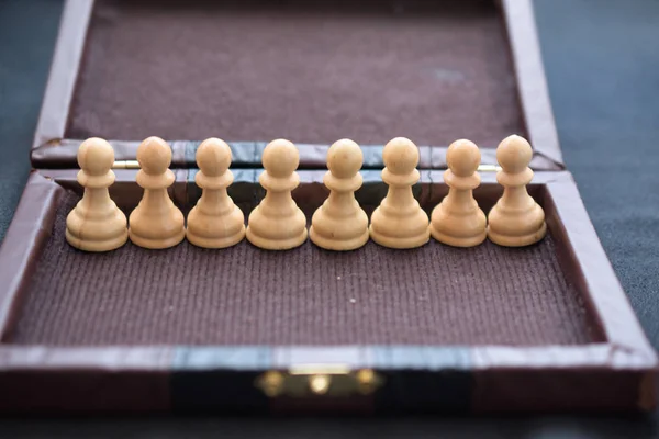 Osiem drewnianych pionki białego szachownicy w Vintage Box — Zdjęcie stockowe