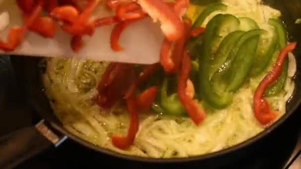 Att Sätta Paprika Kastrull För Att Göra Fajitas — Stockvideo