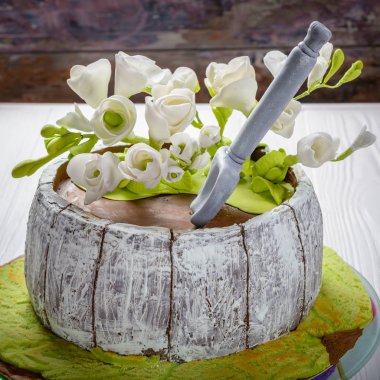 Beyaz çiçekli ev yapımı kek. ahşap arka plan.