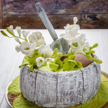 Beyaz çiçekli ev yapımı kek. ahşap arka plan.