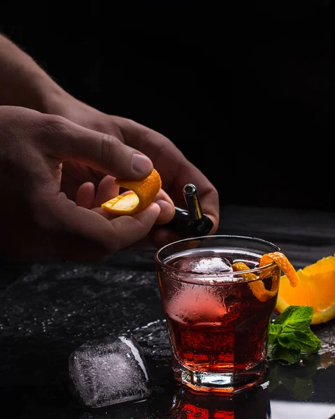 Cocktail Mezcal Negroni. Aperitivo italiano fumegante. Casca de laranja flamejada . — Fotografia de Stock