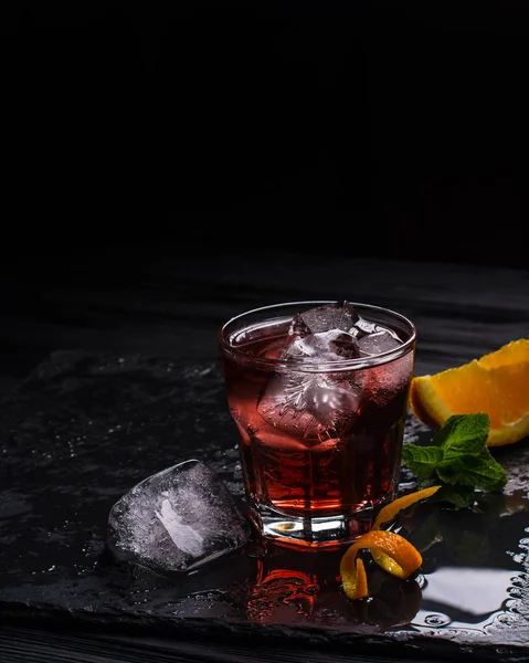 Mezcal Negroni cocktail. Aperitivo italiano affumicato. Scorza d'arancia . — Foto Stock