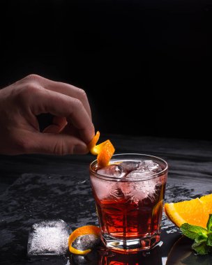 Mezcal Negroni kokteyl yapımı. İtalyan aperitivo.