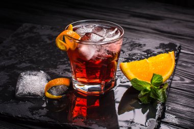 Mezcal Negroni kokteyl. Dumanlı İtalyan aperitivo.