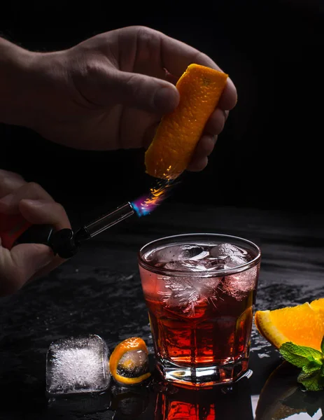 Mezcal Negroni Koktél Füstös Olasz Aperitivo Lángolt Narancshéj — Stock Fotó