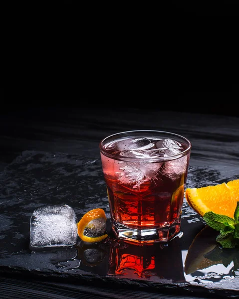 Mezcal Negroni Cocktail Rökig Italiensk Aperitivo Apelsinskal — Stockfoto