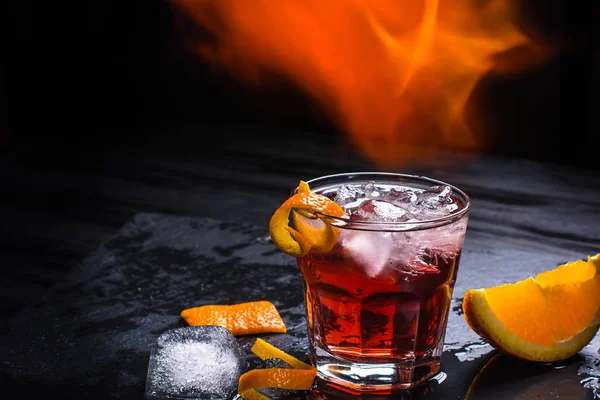 Mezcal Negroni Koktajl Smoky Aperitivo Włoski Podpalany Skórki Pomarańczowej — Zdjęcie stockowe