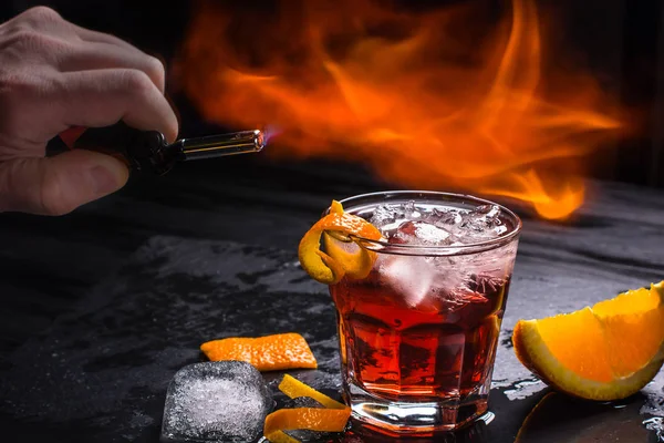 Cóctel Mezcal Negroni Aperitivo Italiano Ahumado Piel Naranja Flameada — Foto de Stock