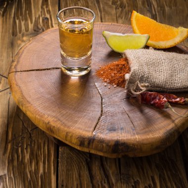 Portakal ve limon dilim, biber ve solucan tuzu oaxaca Meksika Meksika içki Mezcal vurdu.
