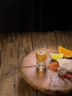 Mezcal portakal ve limon dilim, biber ve solucan tuzu oaxaca Meksika Meksika içki vurdu. Dikey.