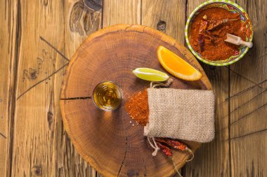 Mezcal Meksika içki ile portakal, limon dilimleri ve tuz oaxaca Meksika solucan