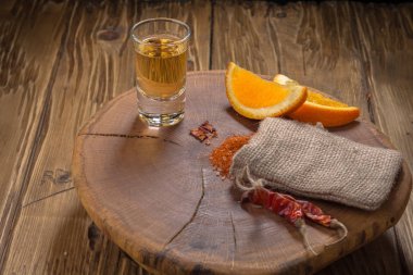 Portakal dilimleri ve solucan tuzu oaxaca Meksika Meksika içkiyle Mezcal